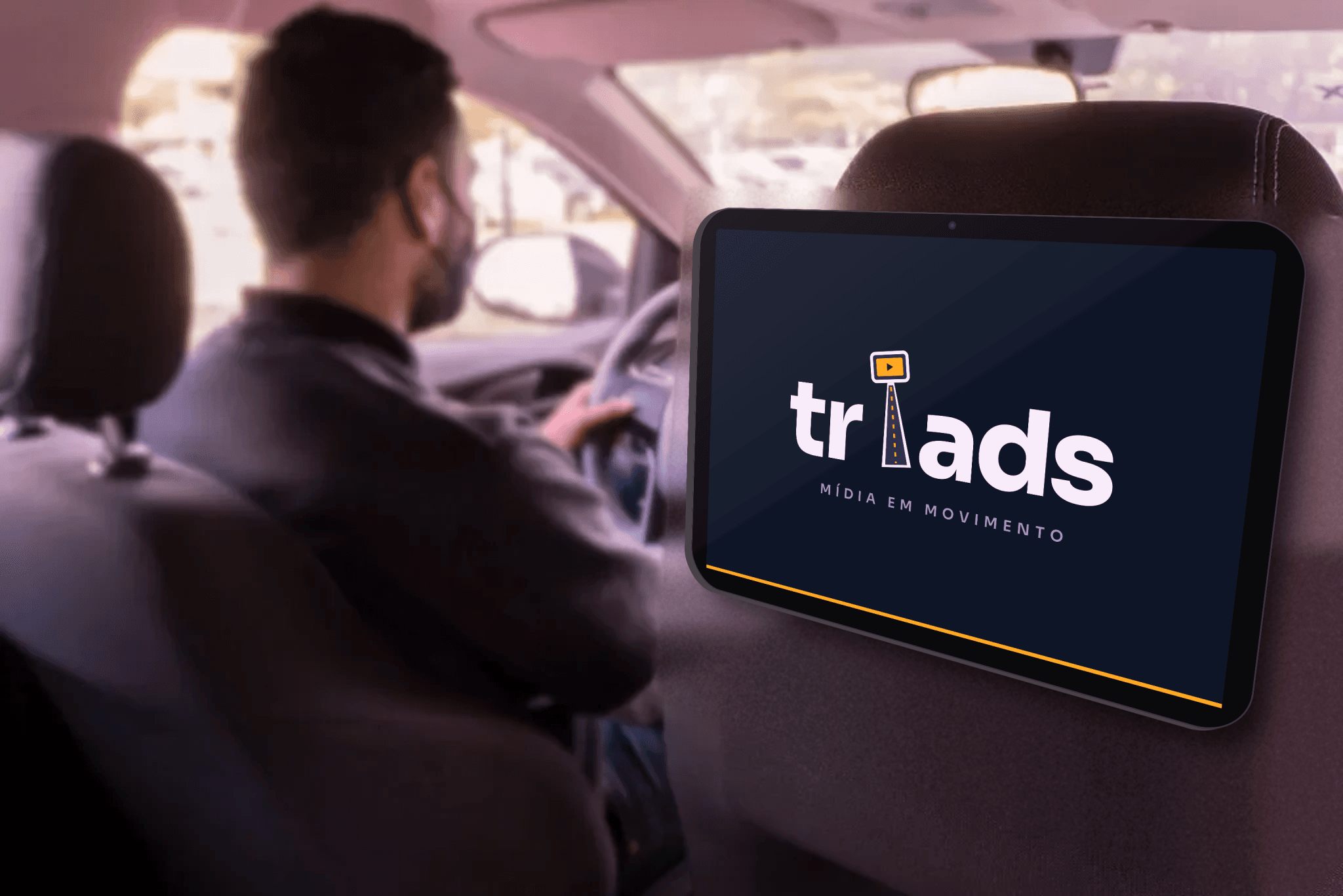 Tablet TRIADS instalado no encosto do banco do passageiro em carro de aplicativo